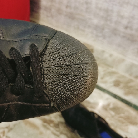 Adidas - Picture 2 of 16